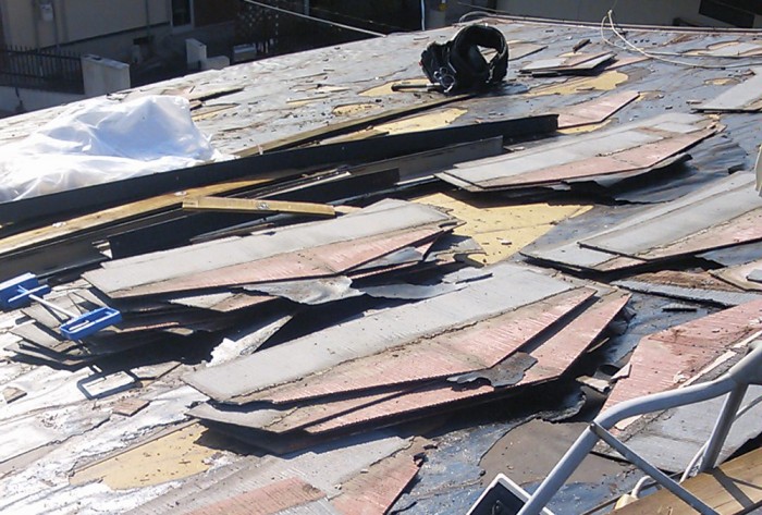 古い瓦をめくります