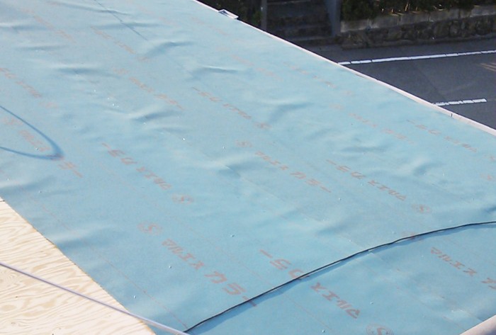 防水シートを貼ります